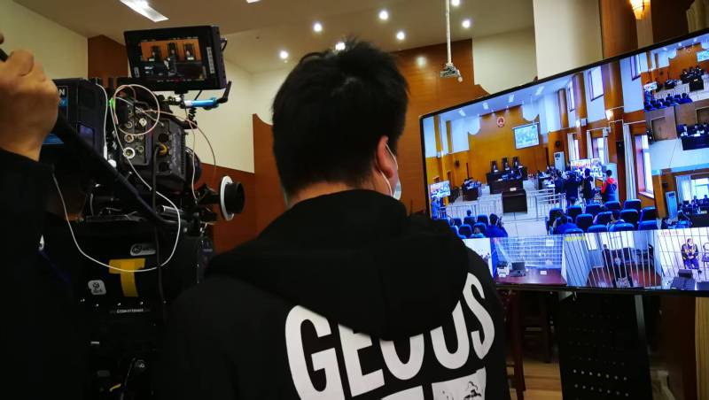 AI生成VS人工创意——城区广告片拍摄公司的技术浪漫主义实践